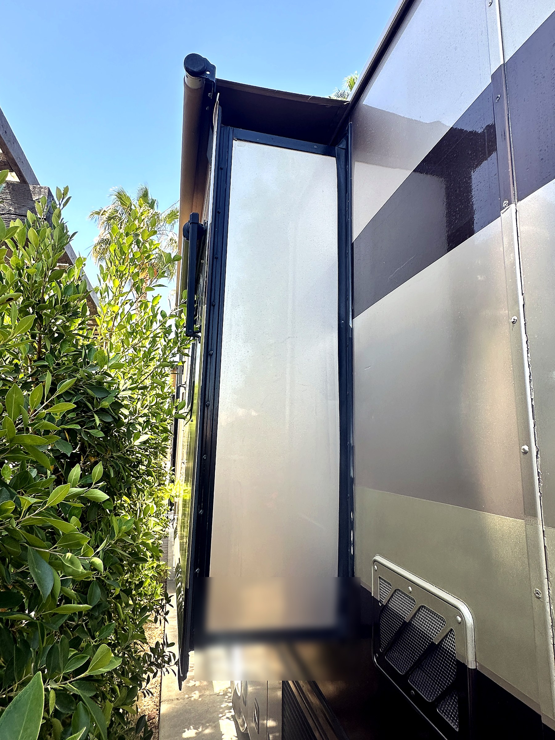 2004 Fleetwood Revolution 40C — Exterior detail shot