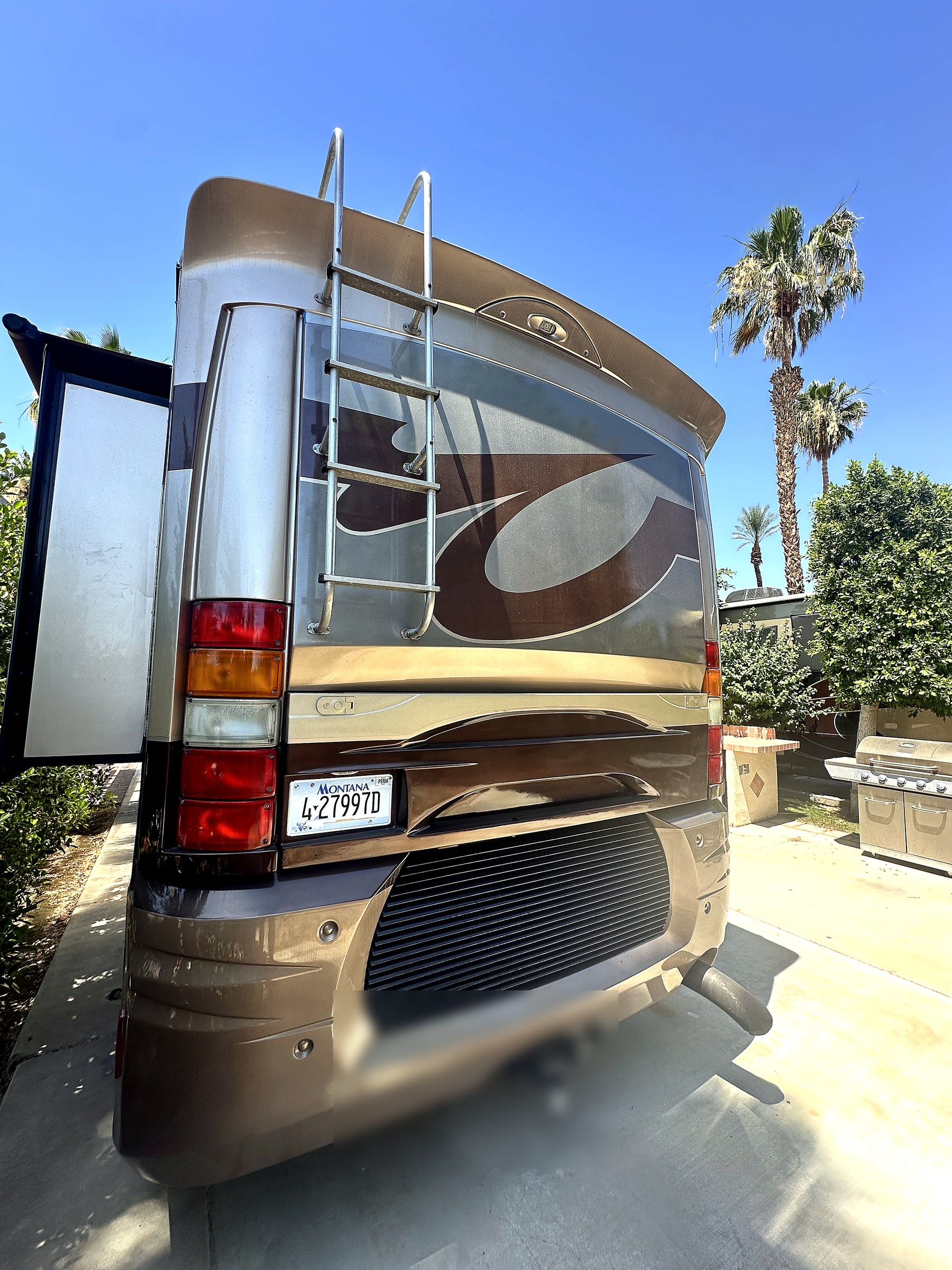2004 Fleetwood Revolution 40C — Exterior detail shot