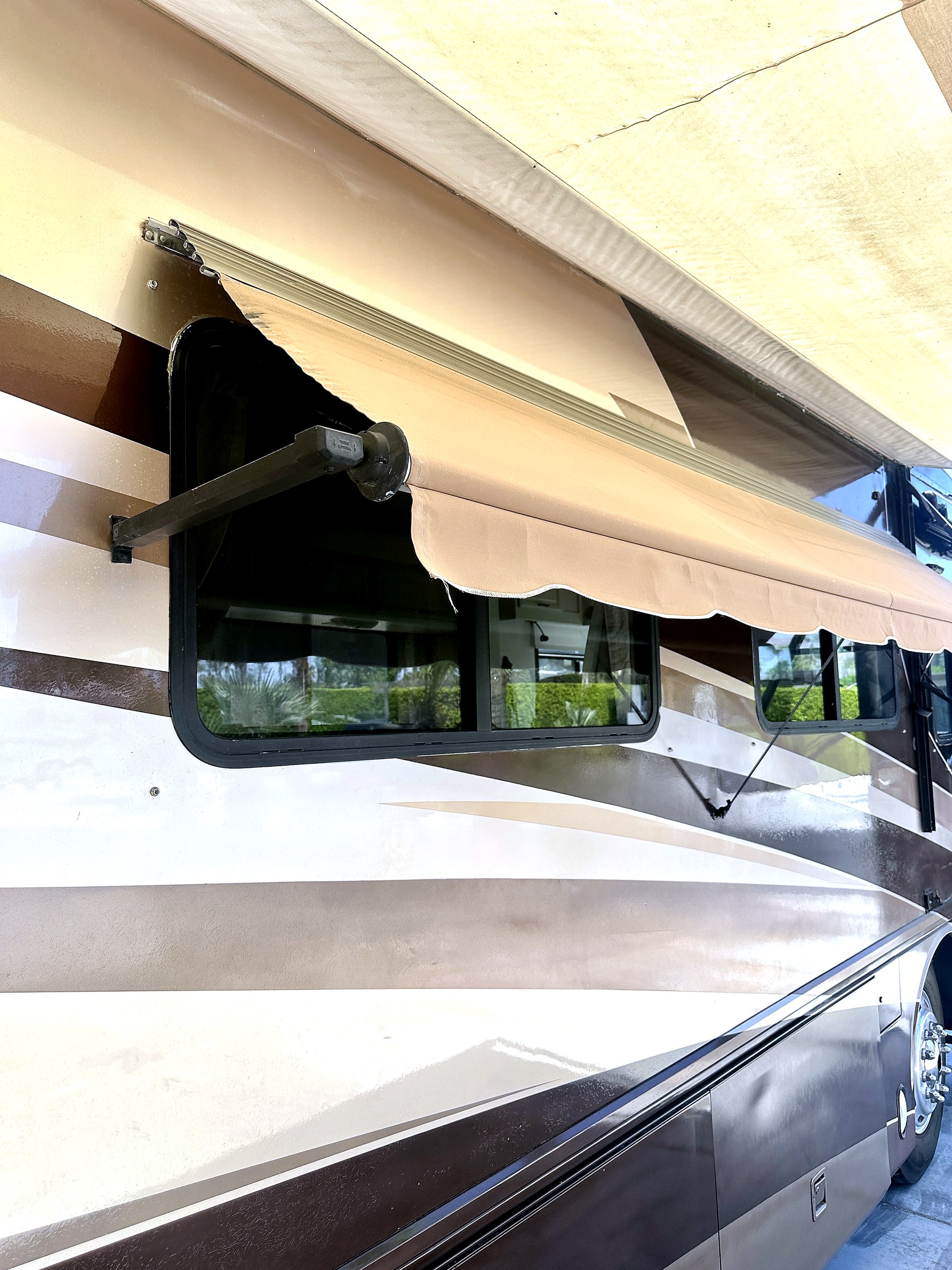 2004 Fleetwood Revolution 40C — Exterior detail shot