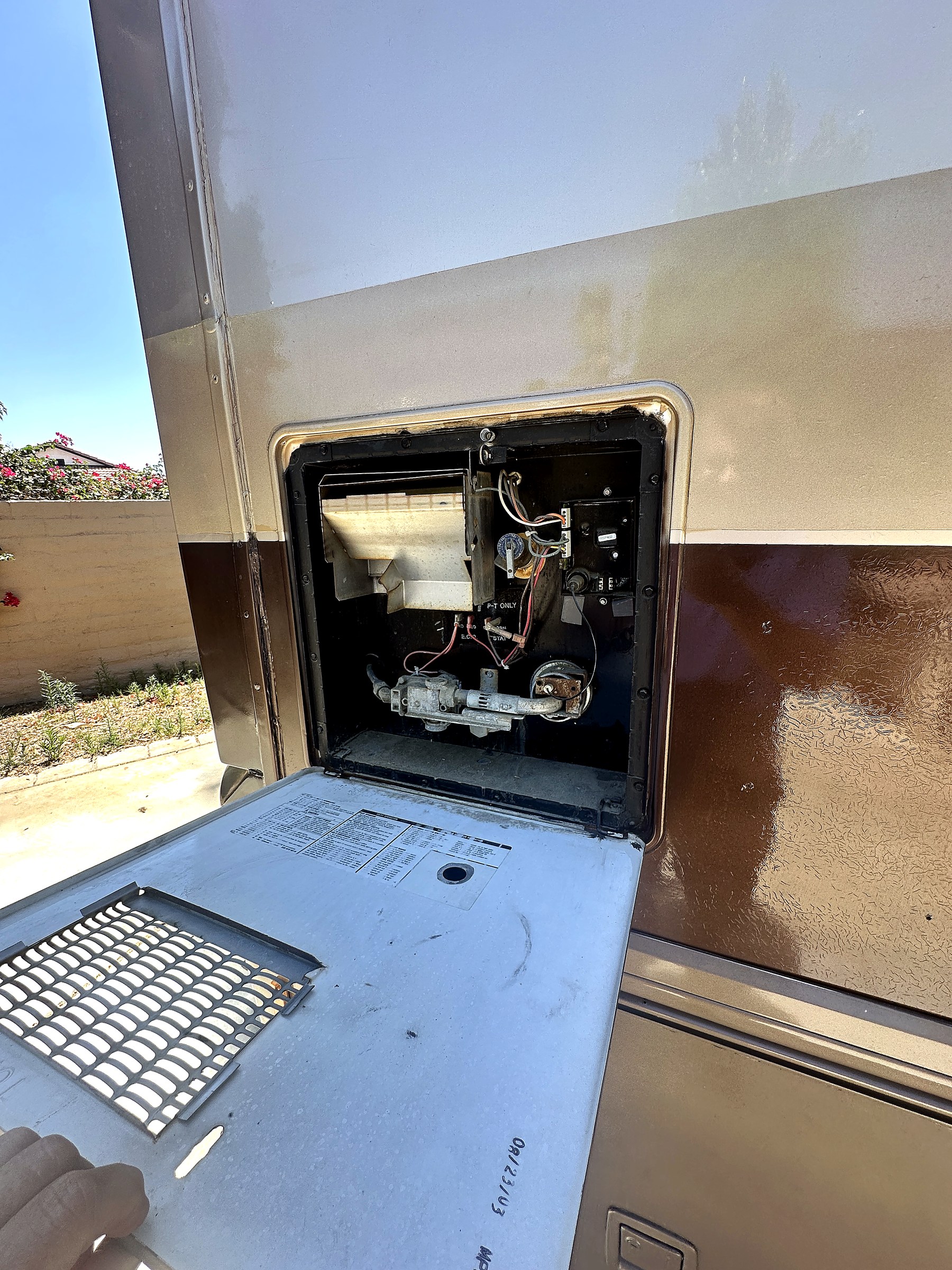 2004 Fleetwood Revolution 40C — Electrical & Fuse Panel detail shot