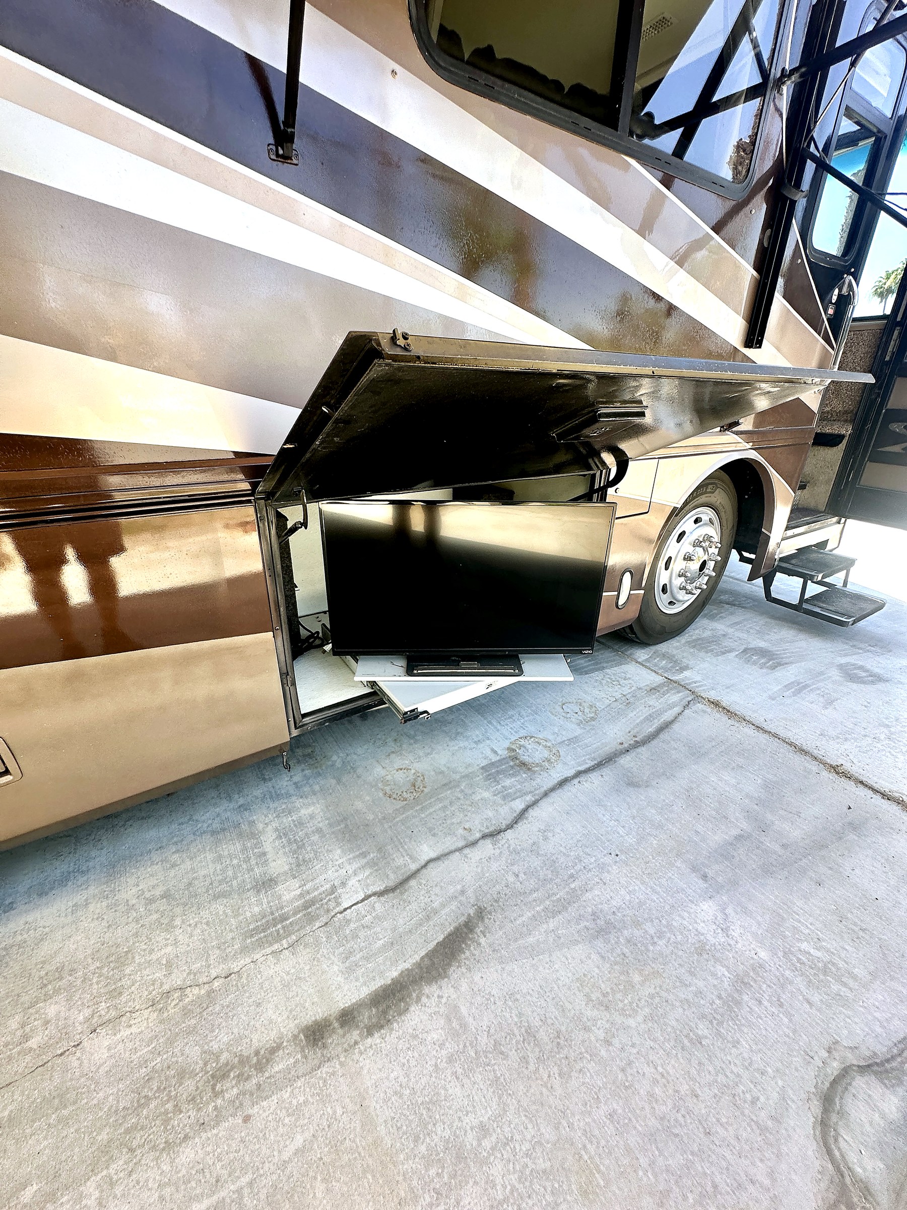 2004 Fleetwood Revolution 40C — Storage & Service Bays detail shot