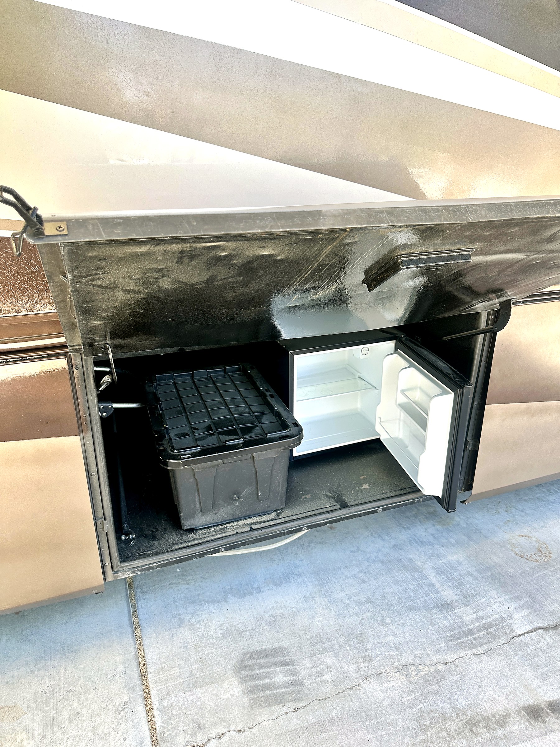 2004 Fleetwood Revolution 40C — Storage & Service Bays detail shot