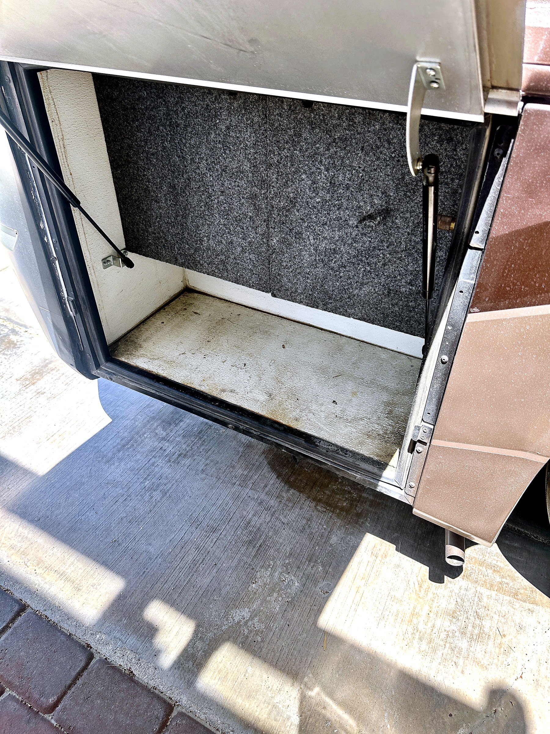 2004 Fleetwood Revolution 40C — Storage & Service Bays detail shot