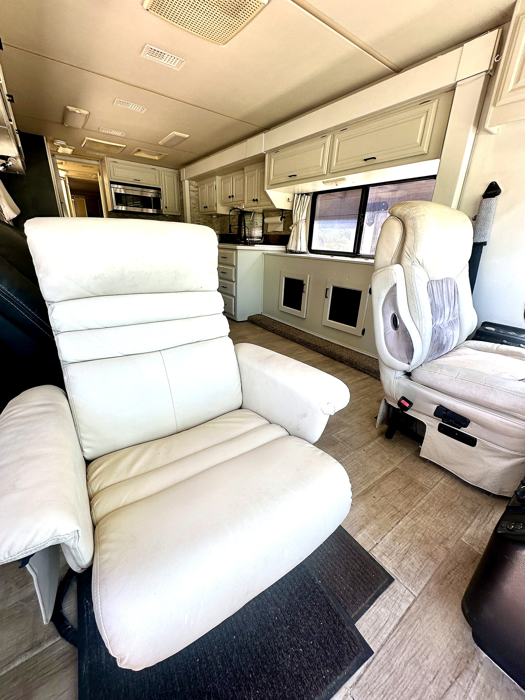 2004 Fleetwood Revolution 40C — Salon & Living detail shot
