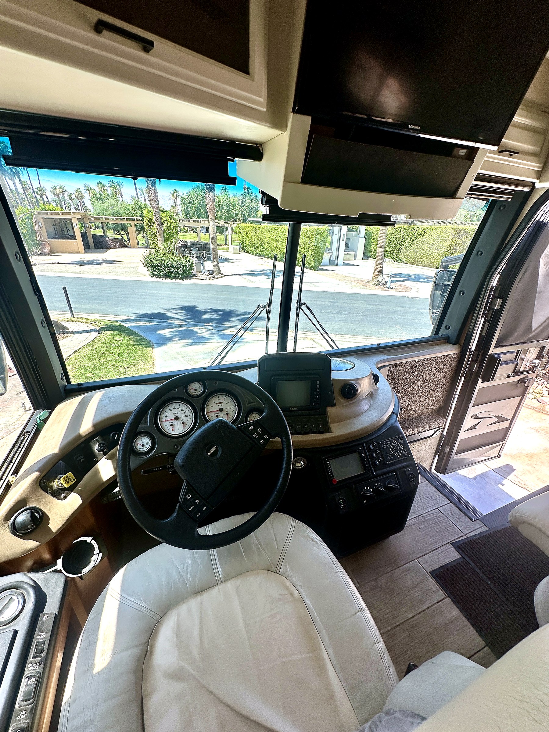 2004 Fleetwood Revolution 40C — Salon & Living detail shot