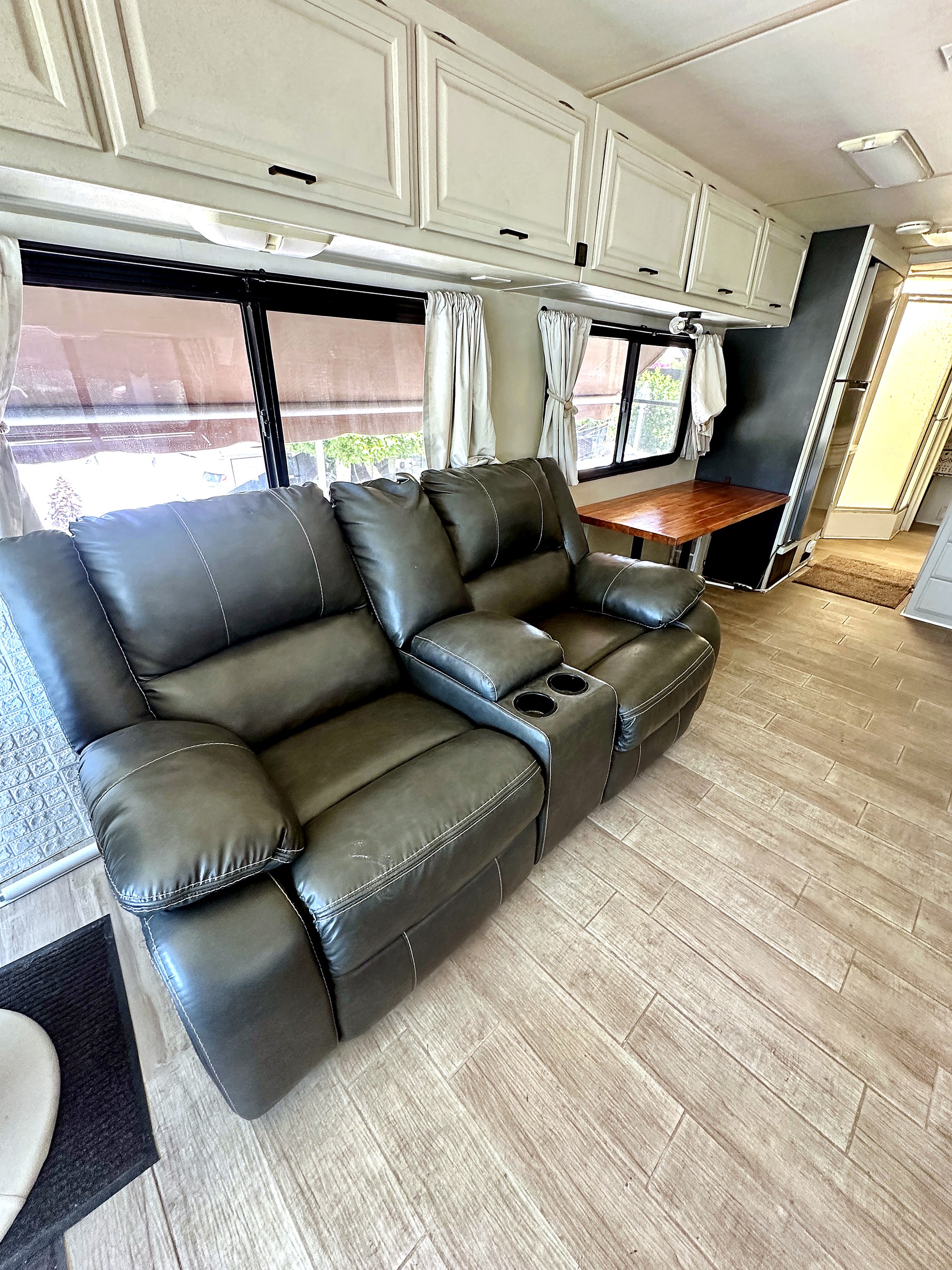2004 Fleetwood Revolution 40C — Salon & Living detail shot