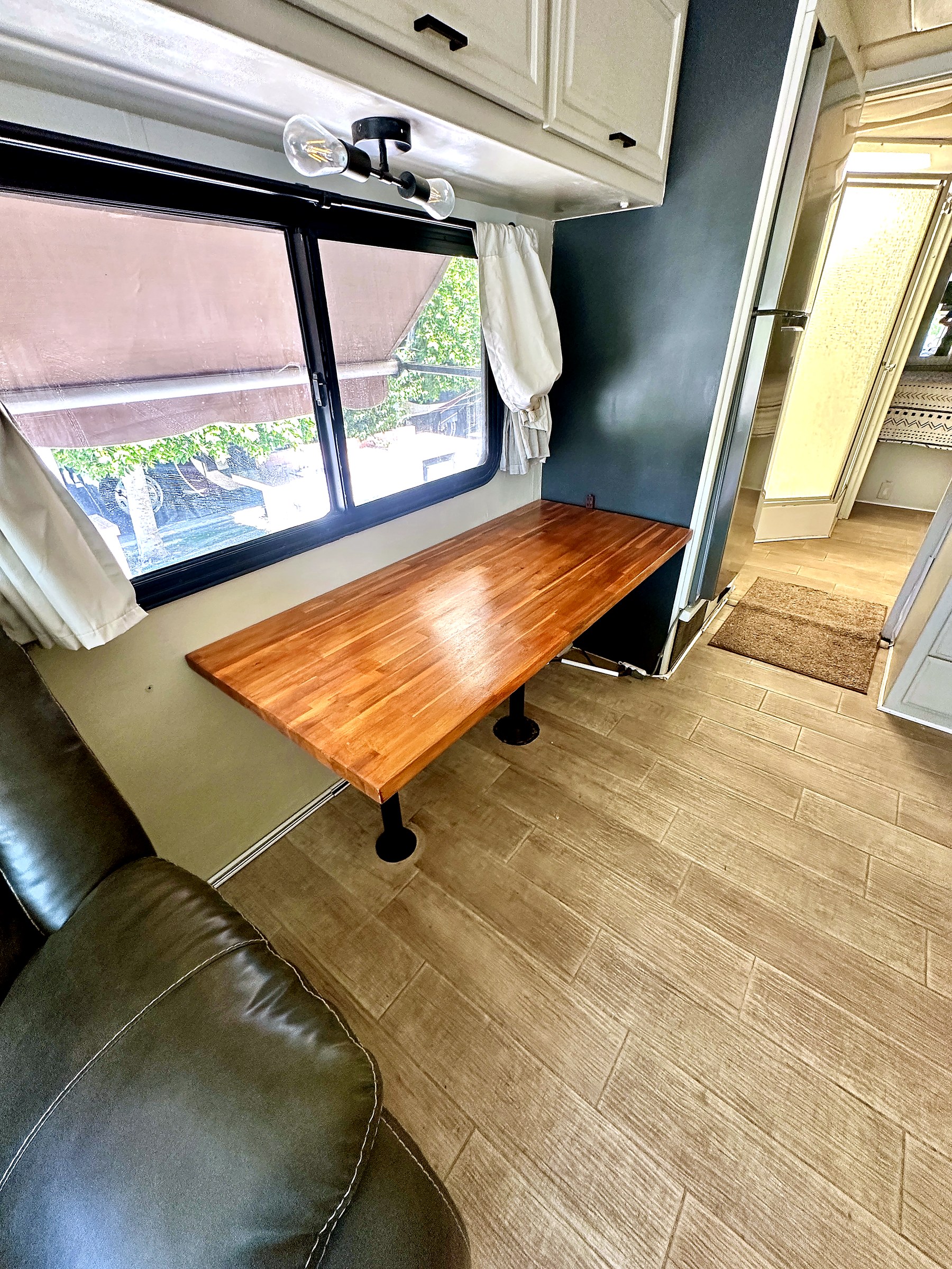 2004 Fleetwood Revolution 40C — Salon & Living detail shot