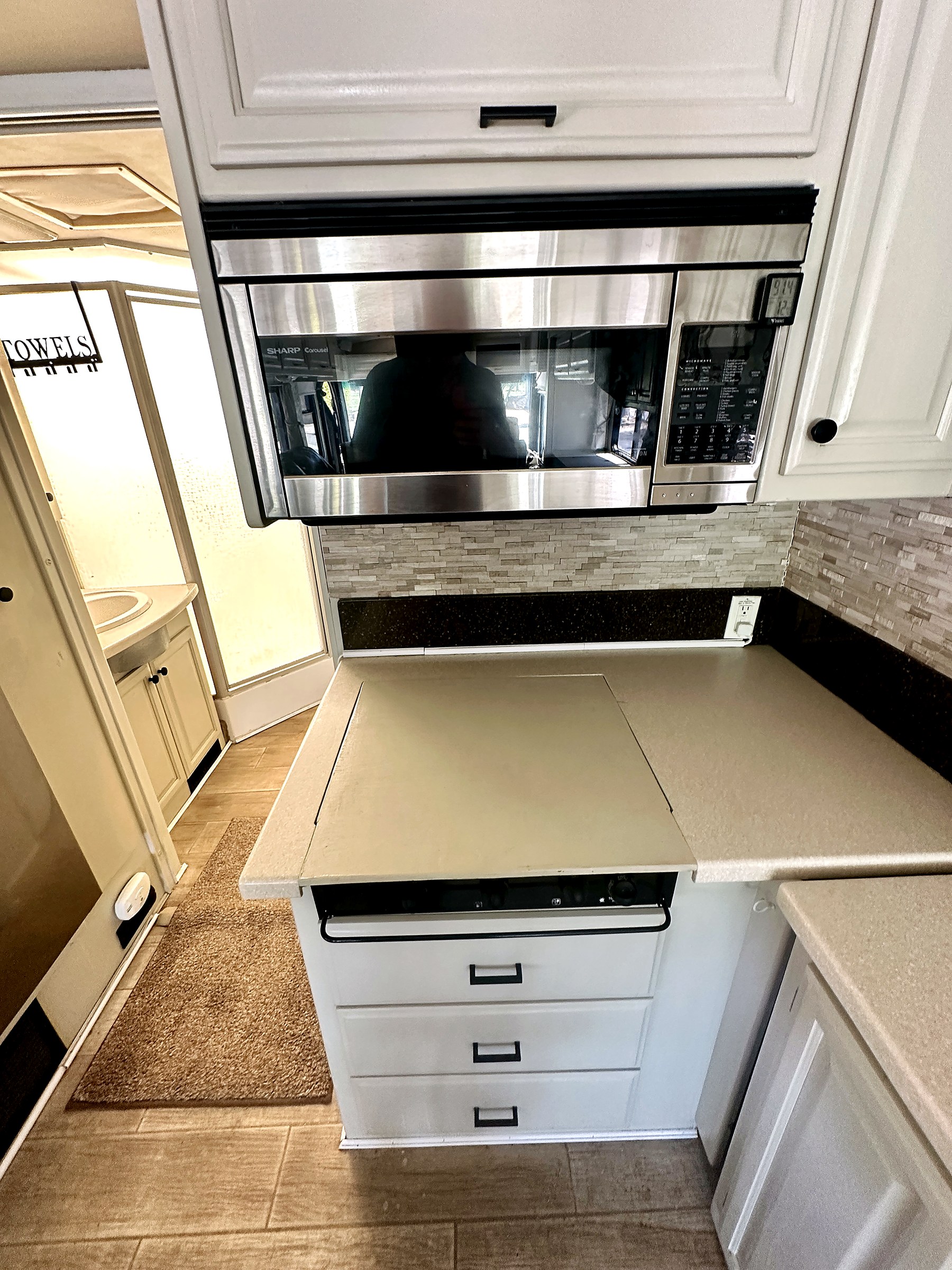2004 Fleetwood Revolution 40C — Salon & Living detail shot