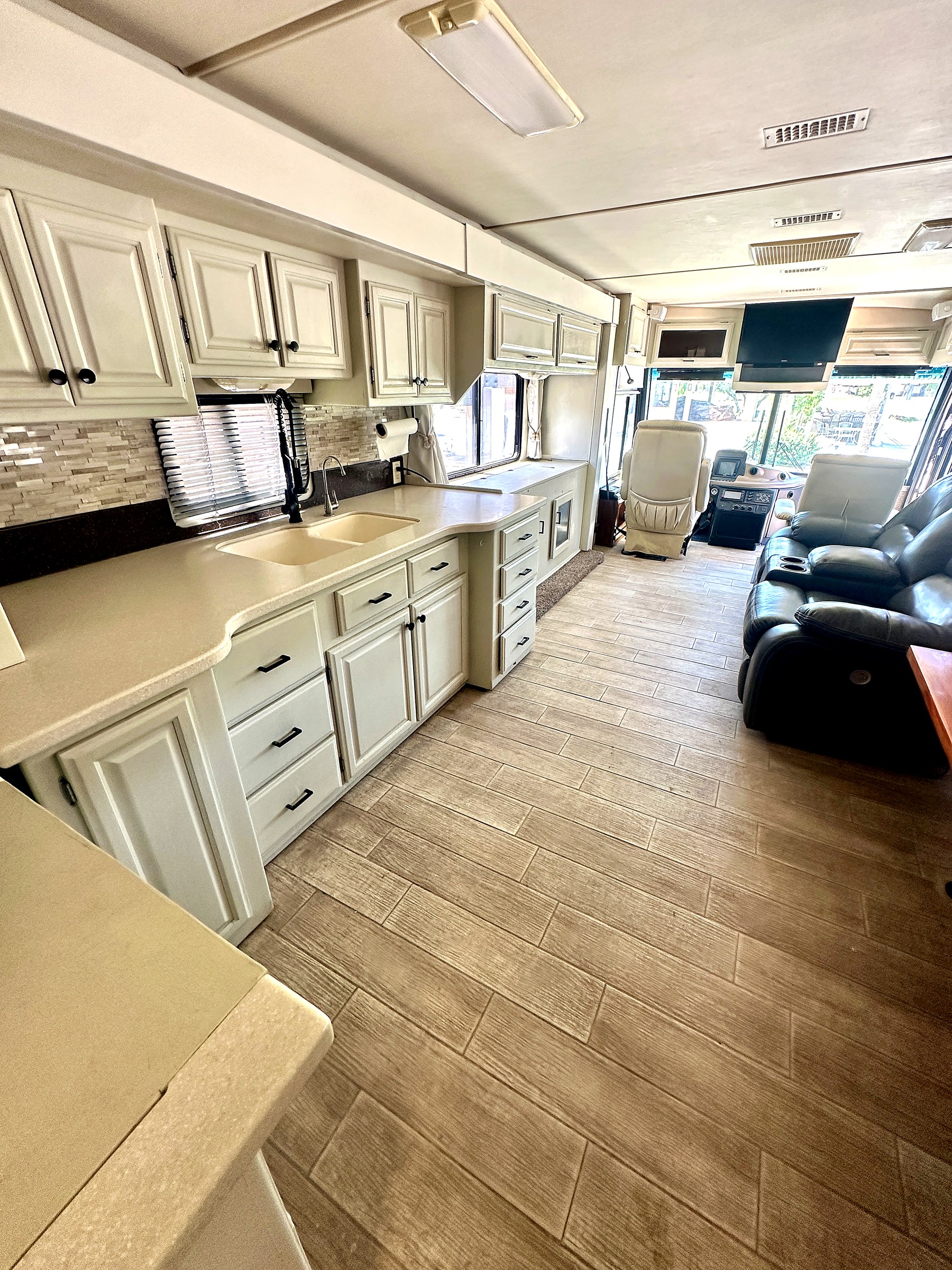 2004 Fleetwood Revolution 40C — Salon & Living detail shot