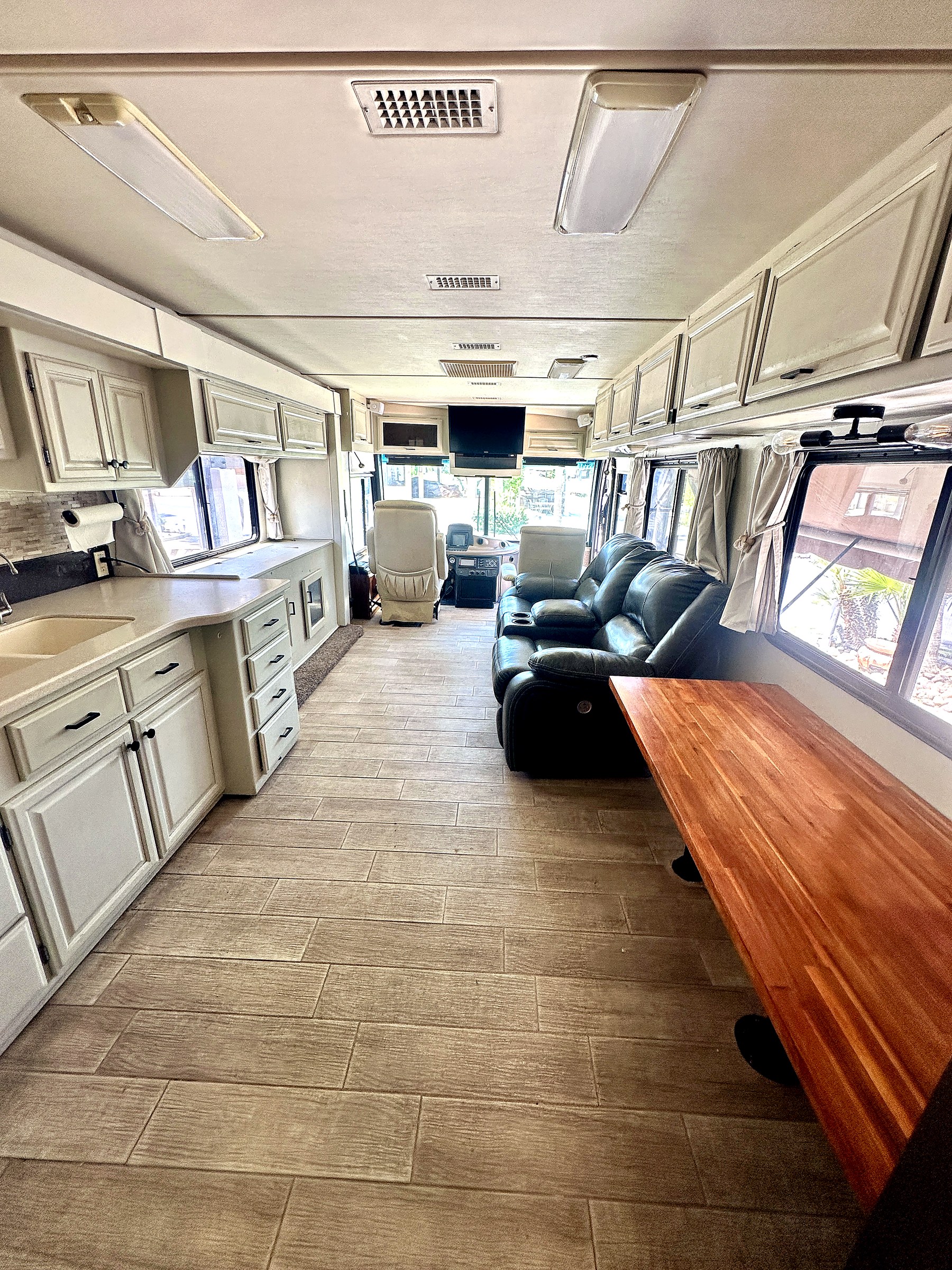 2004 Fleetwood Revolution 40C — Salon & Living detail shot