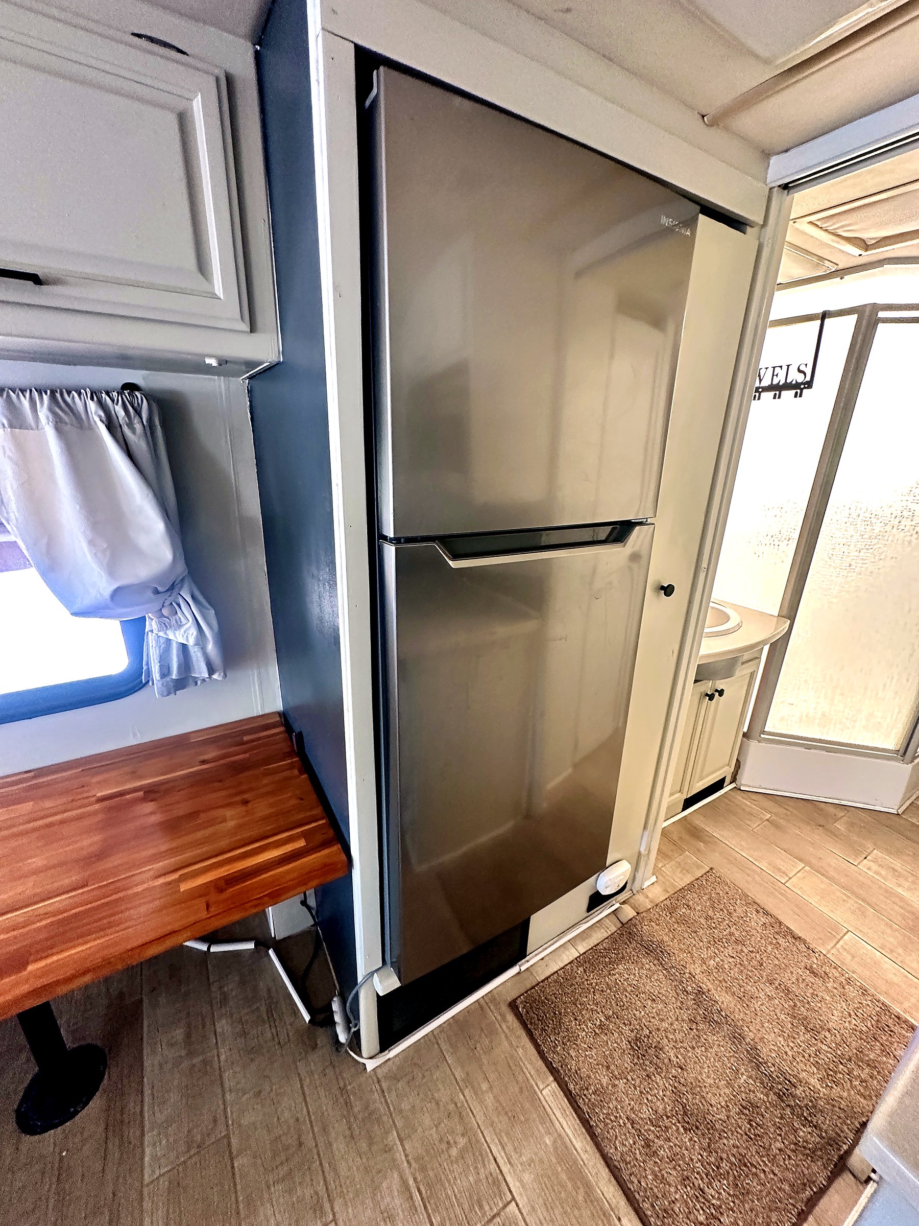 2004 Fleetwood Revolution 40C — Salon & Living detail shot