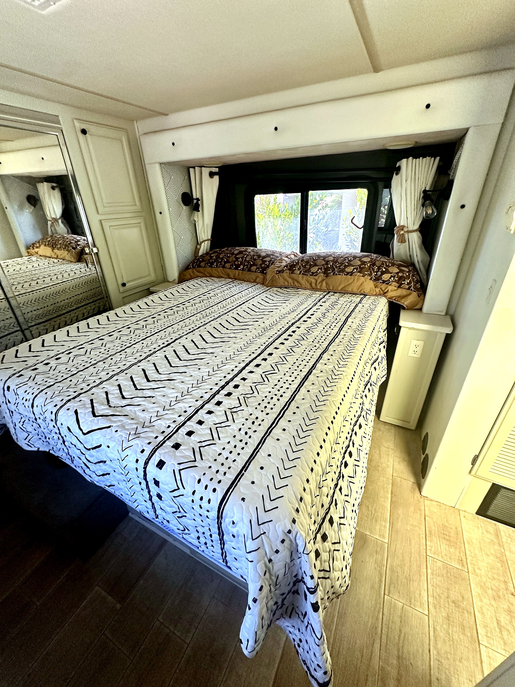 2004 Fleetwood Revolution 40C — Bedroom & Closet detail shot