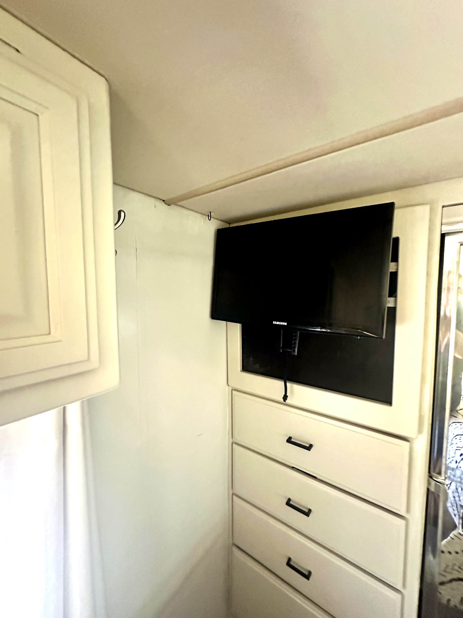 2004 Fleetwood Revolution 40C — Bedroom & Closet detail shot