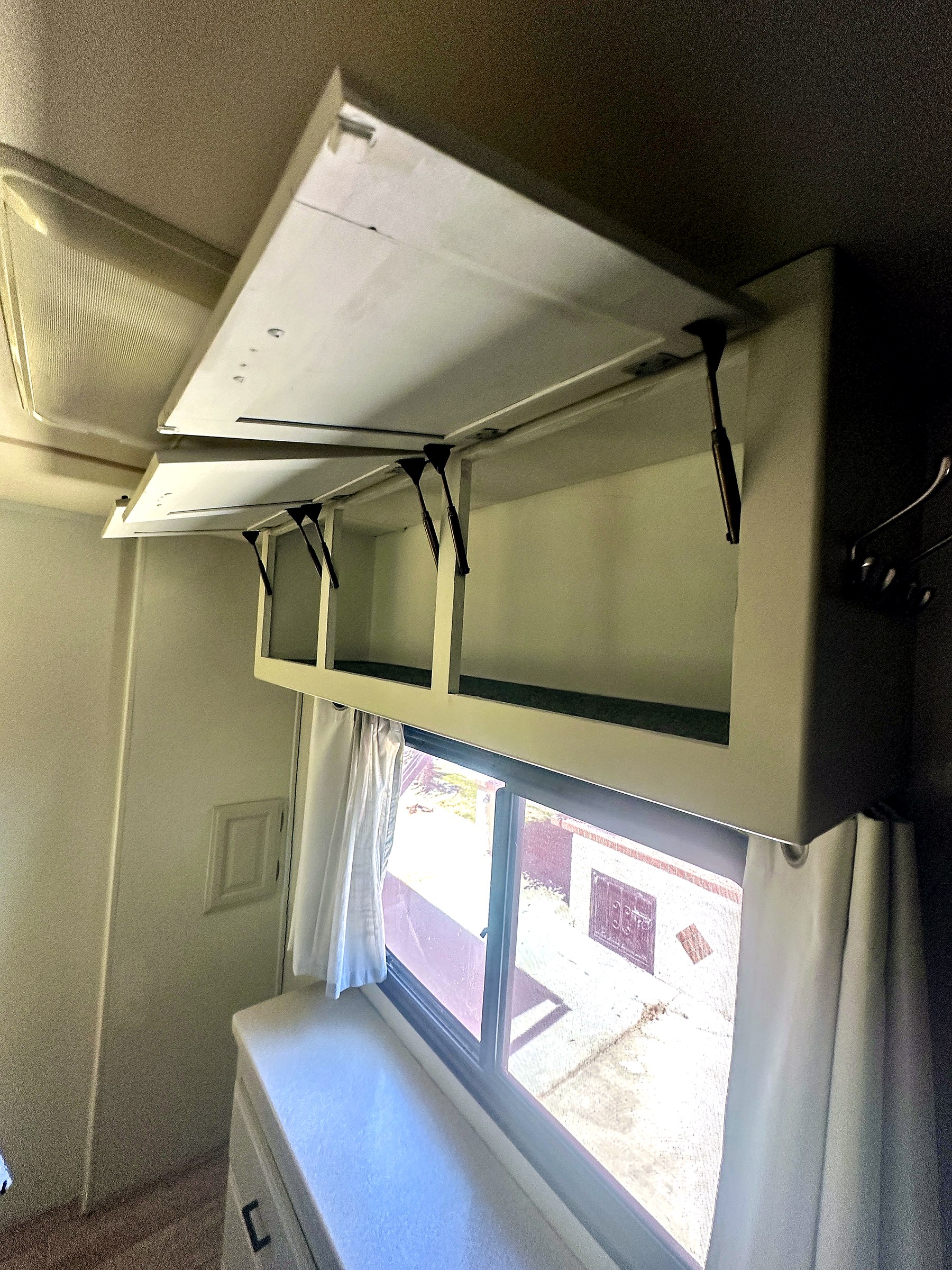 2004 Fleetwood Revolution 40C — Bedroom & Closet detail shot