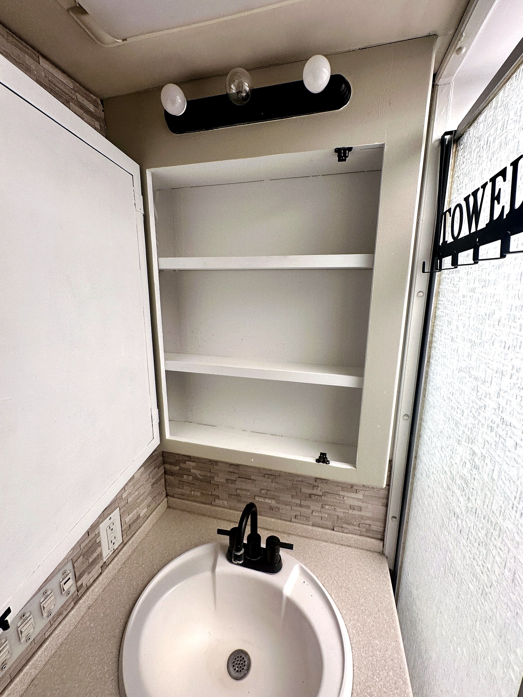 2004 Fleetwood Revolution 40C — Bedroom & Closet detail shot