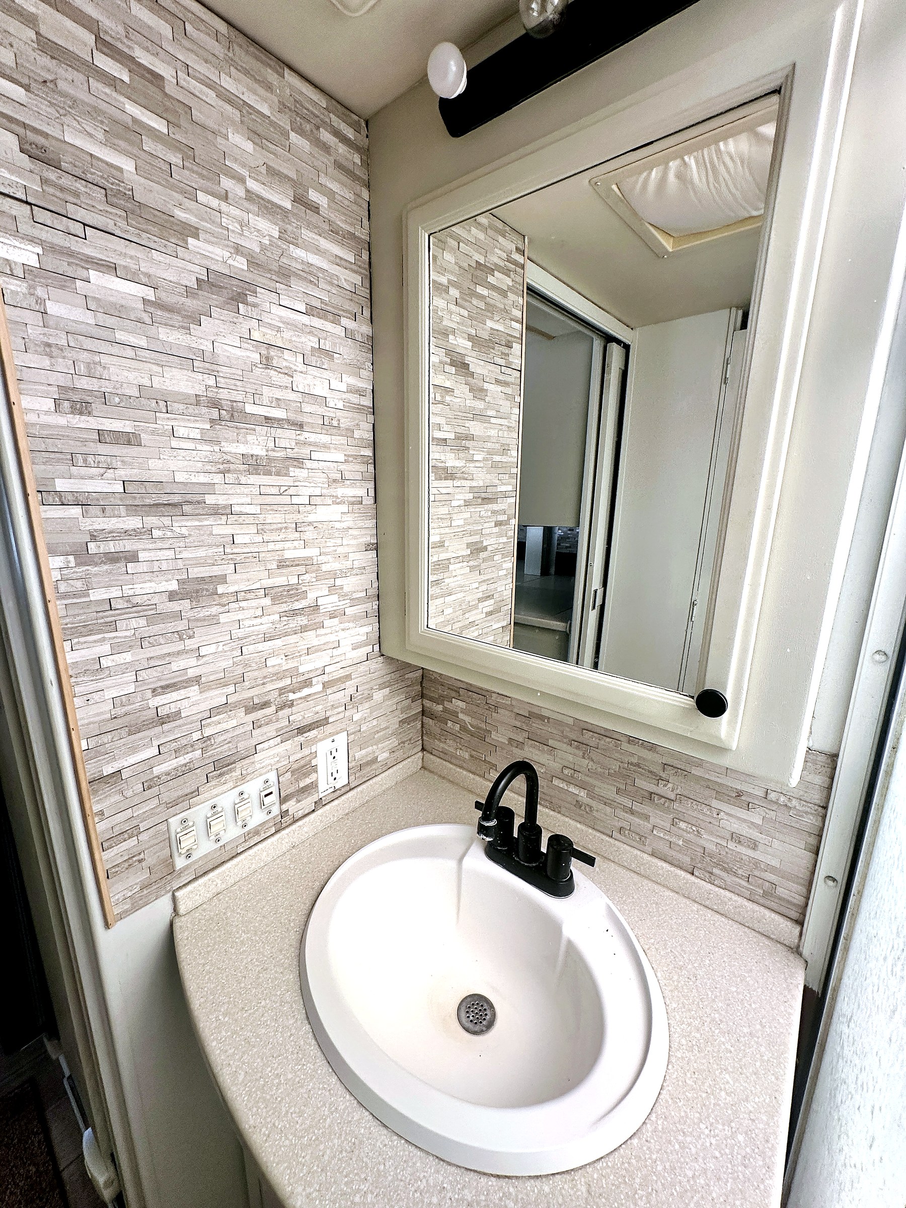 2004 Fleetwood Revolution 40C — Bathroom detail shot
