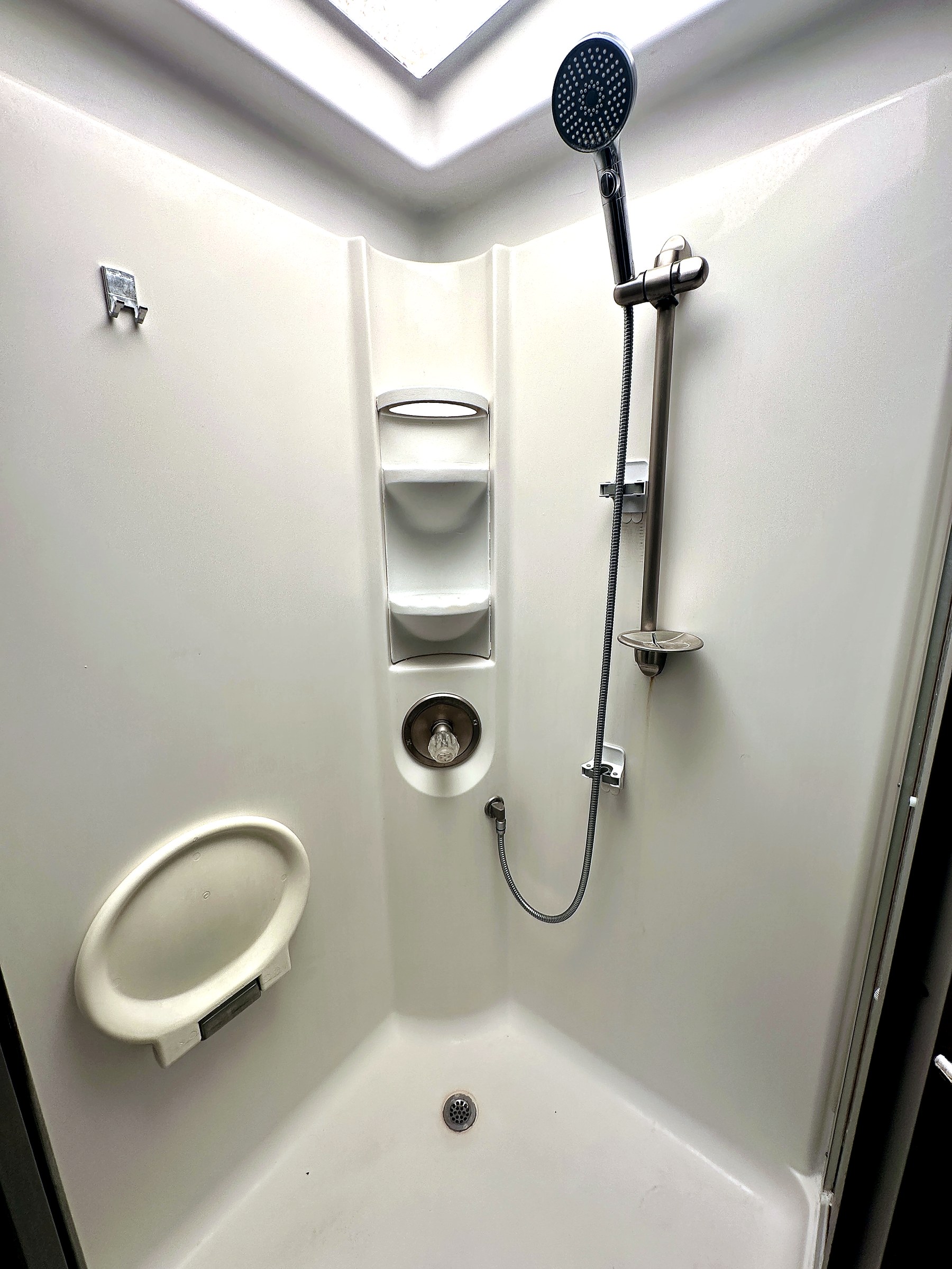 2004 Fleetwood Revolution 40C — Bathroom detail shot