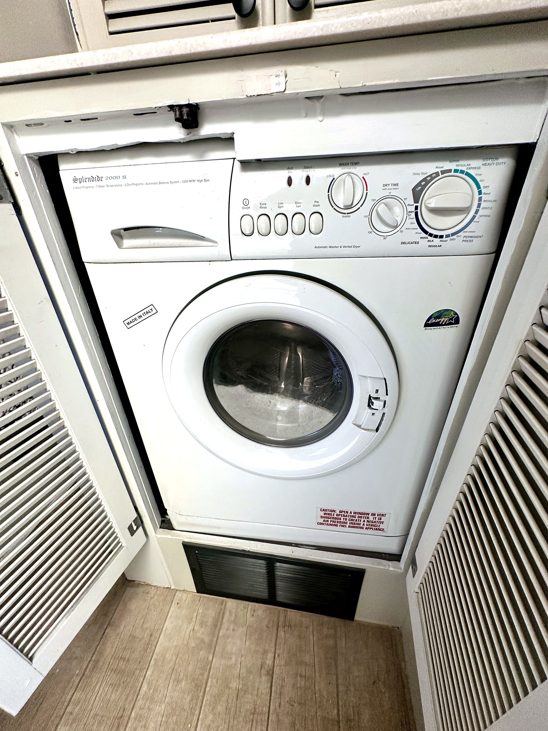 2004 Fleetwood Revolution 40C — Bathroom detail shot