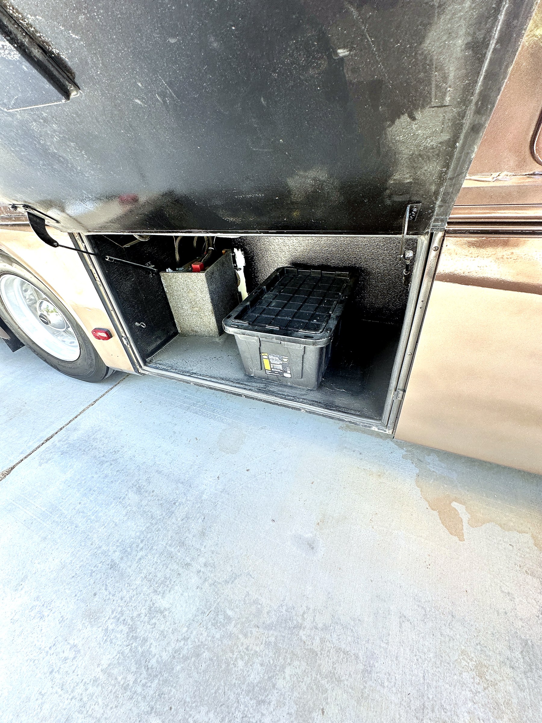 2004 Fleetwood Revolution 40C — Tires & Chassis detail shot
