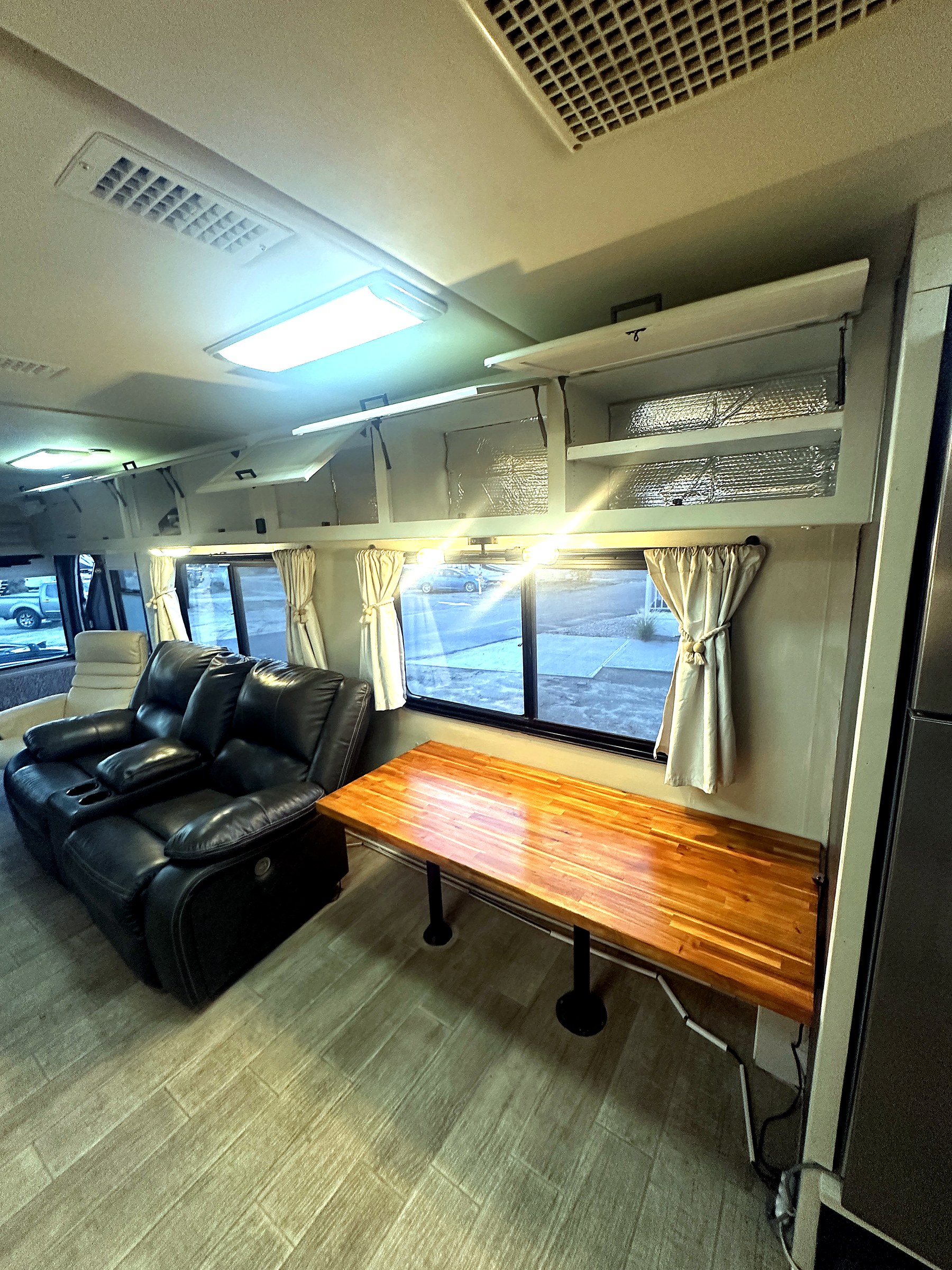 2004 Fleetwood Revolution 40C — Documentation detail shot