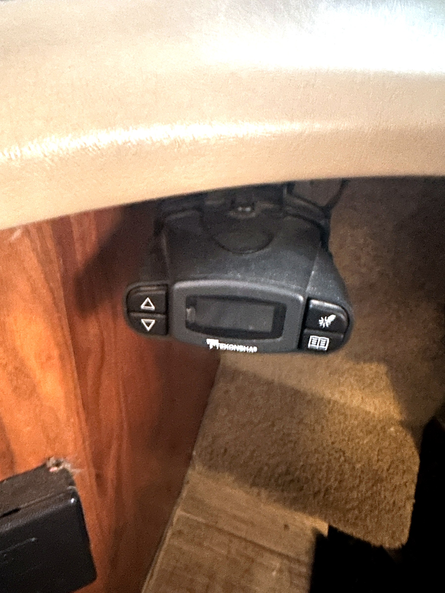 2004 Fleetwood Revolution 40C — Documentation detail shot
