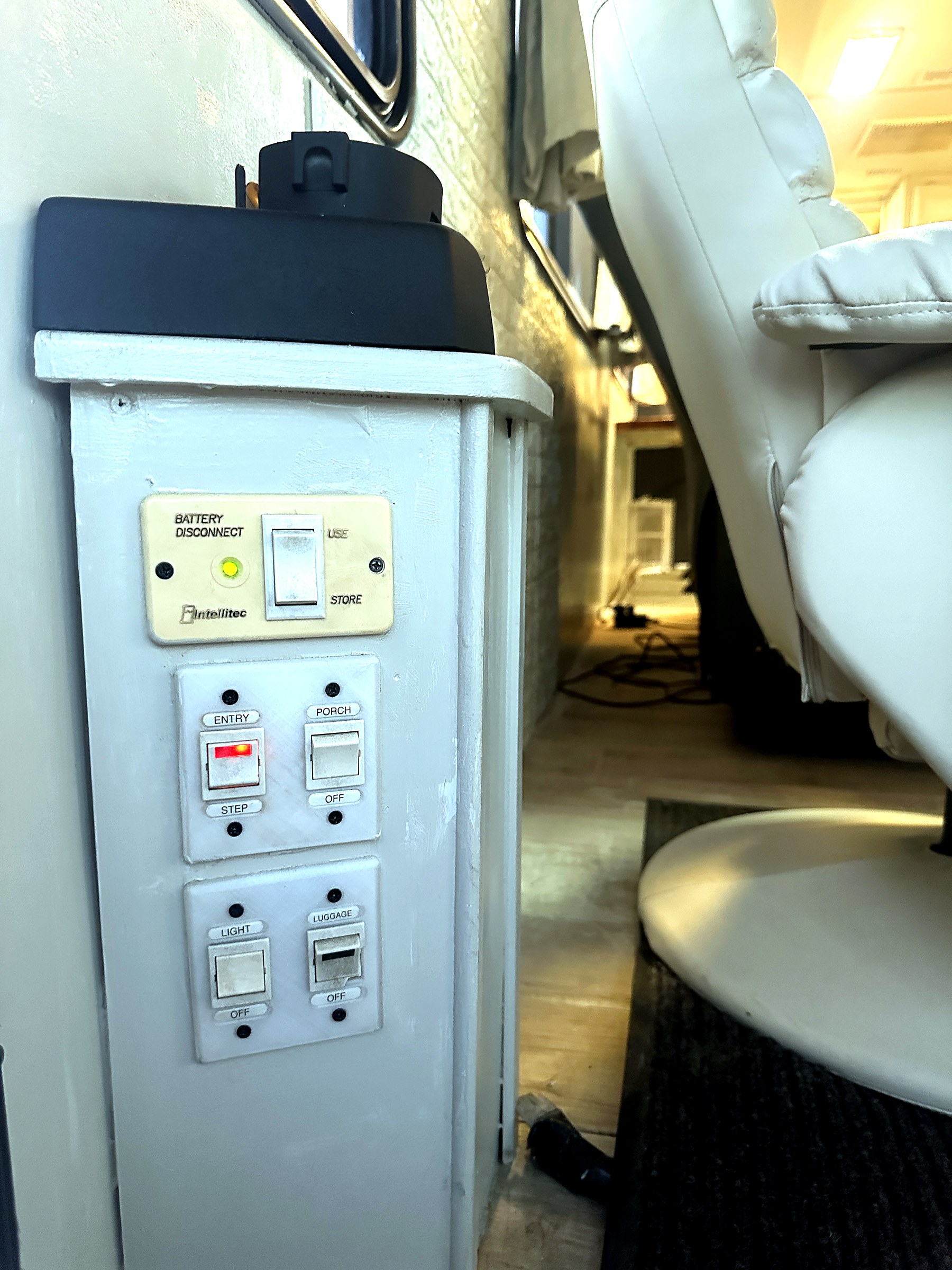 2004 Fleetwood Revolution 40C — Documentation detail shot