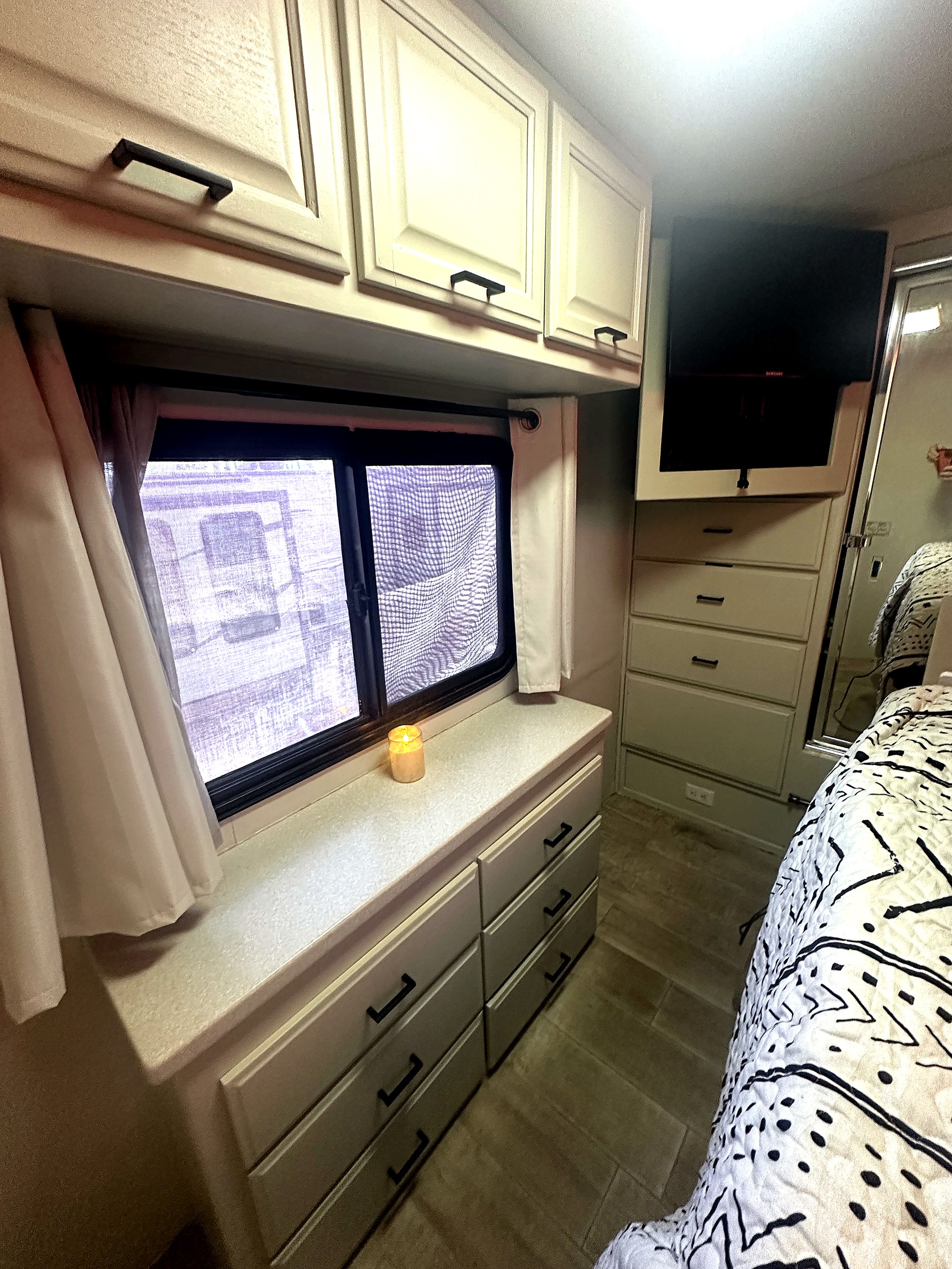 2004 Fleetwood Revolution 40C — Interior Detail detail shot