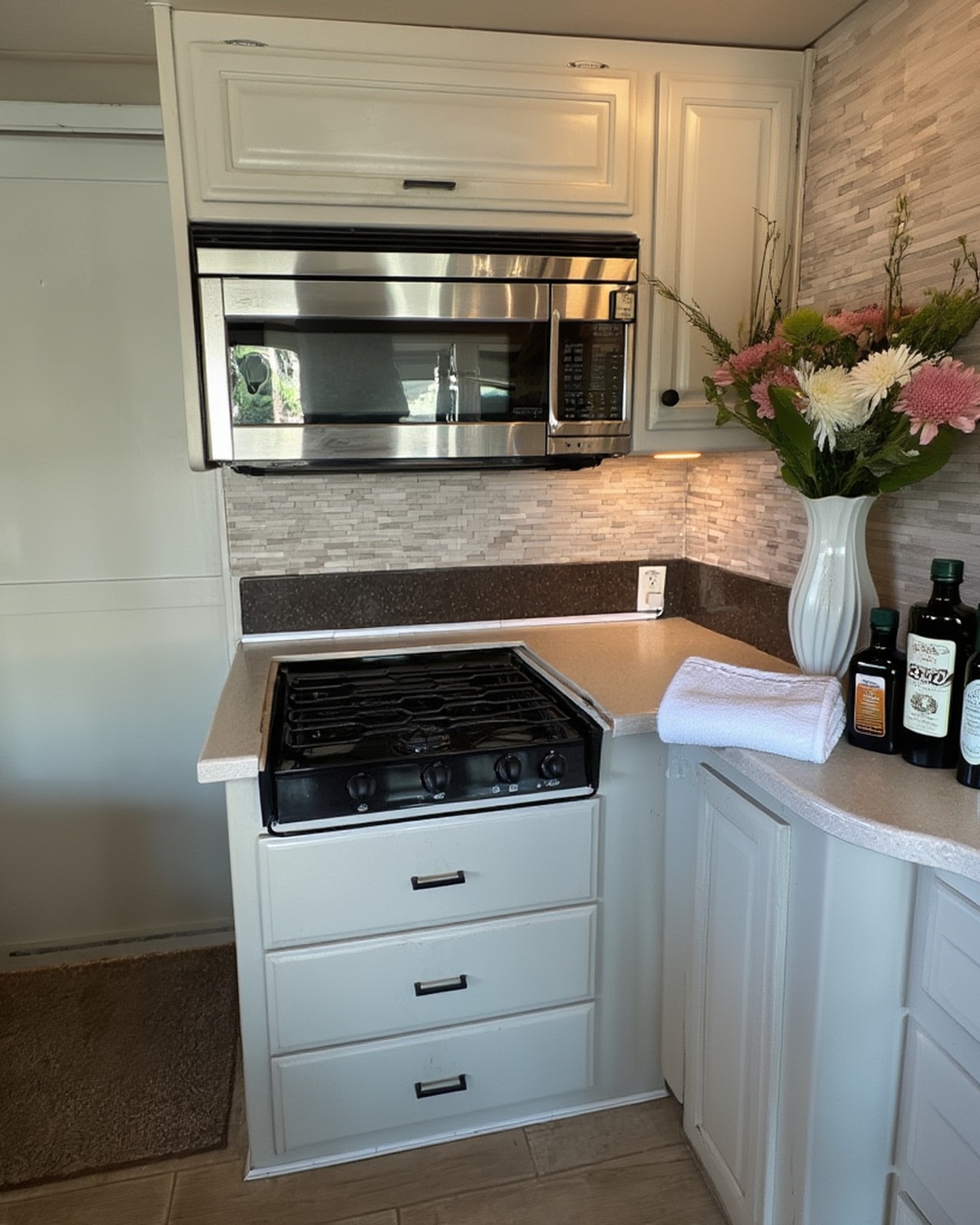 2004 Fleetwood Revolution 40C — Range and convection microwave with backsplash detail — Palm Desert CA